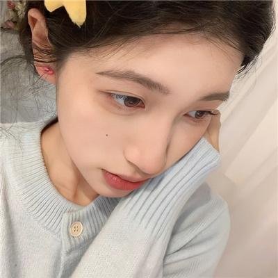 戴金色面具的男子